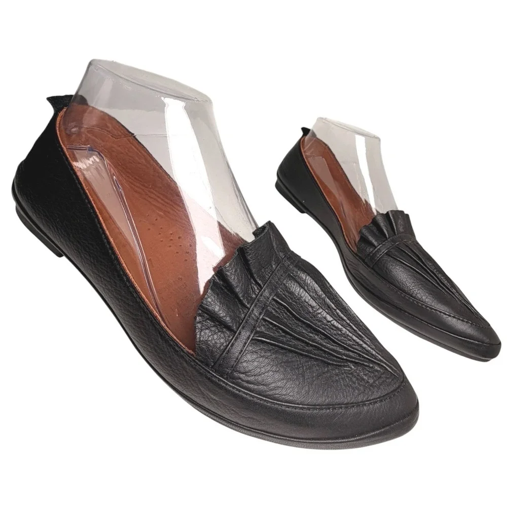 Spring Step Black Leather Pointed Toe Ruffle Loafers‎ Flats Size 7
